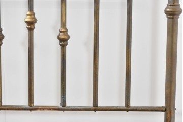 アメリカヴィンテージ　高級品　Brass Beds of Virginia　格調高いポール装飾のダブルサイズベッドフレーム　(R-085398)