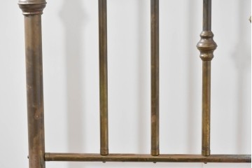 アメリカヴィンテージ　高級品　Brass Beds of Virginia　格調高いポール装飾のダブルサイズベッドフレーム　(R-085398)