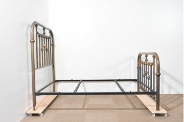 アメリカヴィンテージ　高級品　Brass Beds of Virginia　格調高いポール装飾のダブルサイズベッドフレーム　(R-085398)