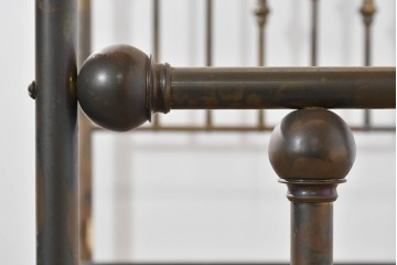 アメリカヴィンテージ　高級品　Brass Beds of Virginia　格調高いポール装飾のダブルサイズベッドフレーム　(R-085398)