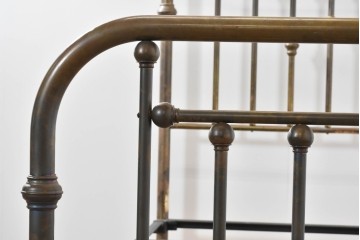 アメリカヴィンテージ　高級品　Brass Beds of Virginia　格調高いポール装飾のダブルサイズベッドフレーム　(R-085398)