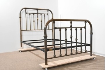 アメリカヴィンテージ　高級品　Brass Beds of Virginia　格調高いポール装飾のダブルサイズベッドフレーム　(R-085398)