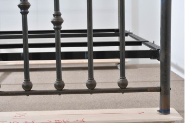 アメリカヴィンテージ　高級品　Brass Beds of Virginia　格調高いポール装飾のダブルサイズベッドフレーム　(R-085398)