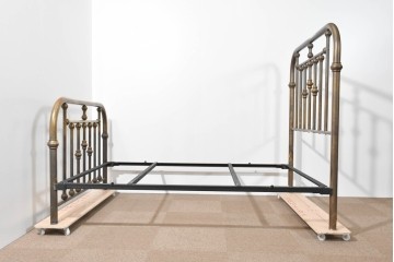 アメリカヴィンテージ　高級品　Brass Beds of Virginia　格調高いポール装飾のダブルサイズベッドフレーム　(R-085398)