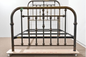 アメリカヴィンテージ　高級品　Brass Beds of Virginia　格調高いポール装飾のダブルサイズベッドフレーム　(R-085398)