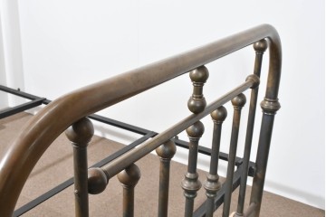 アメリカヴィンテージ　高級品　Brass Beds of Virginia　格調高いポール装飾のダブルサイズベッドフレーム　(R-085398)