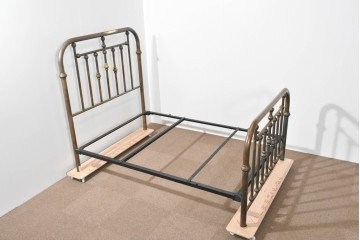 アメリカヴィンテージ　高級品　Brass Beds of Virginia　格調高いポール装飾のダブルサイズベッドフレーム　(R-085398)