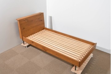 中古　TRUCK FURNITURE(トラックファニチャー)　ナラ材　レンジベッド　素朴な木味が魅力のシングルサイズベッドフレーム　定価約33万円　(R-085399)