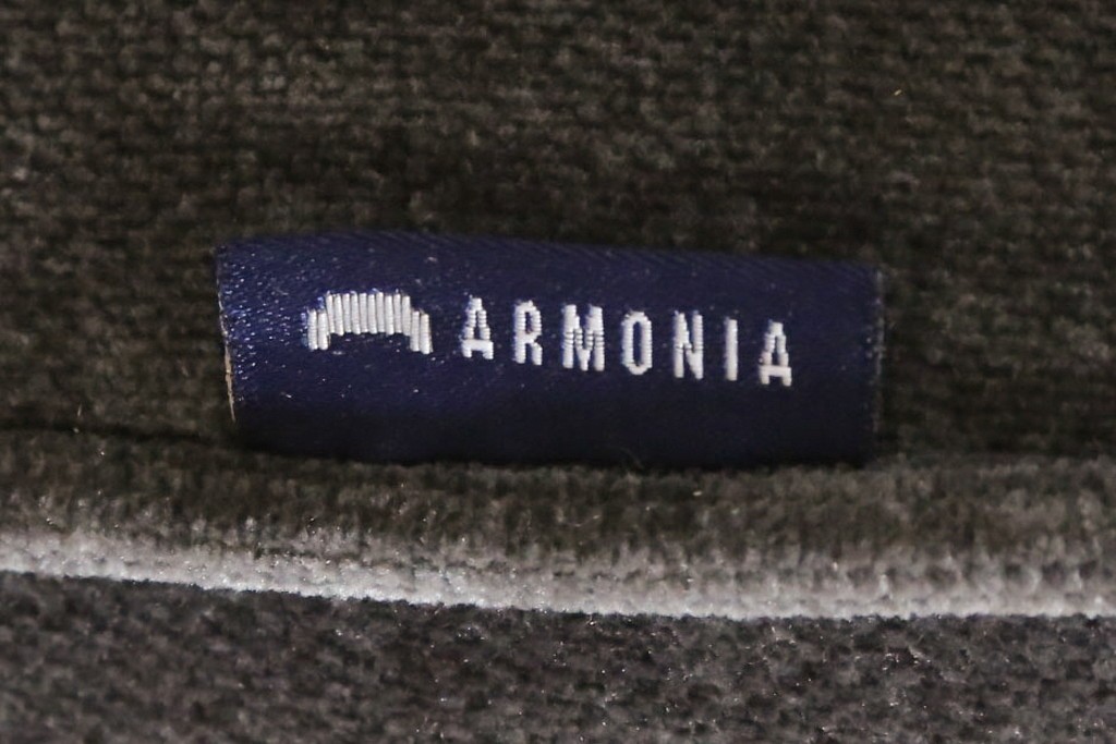 新古　未使用展示品　美品　Armonia(アルモニア)　収納スペースを備えたキングサイズのベッドフレーム　定価約25万円　(R-085400)