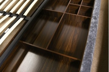 新古　未使用展示品　美品　Armonia(アルモニア)　収納スペースを備えたキングサイズのベッドフレーム　定価約25万円　(R-085400)
