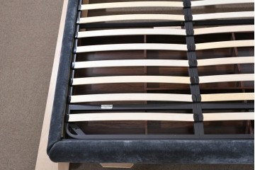 中古　美品　展示品　Armonia(アルモニア)　収納スペースを備えたキングサイズのベッドフレーム　定価約25万円　(R-085400)