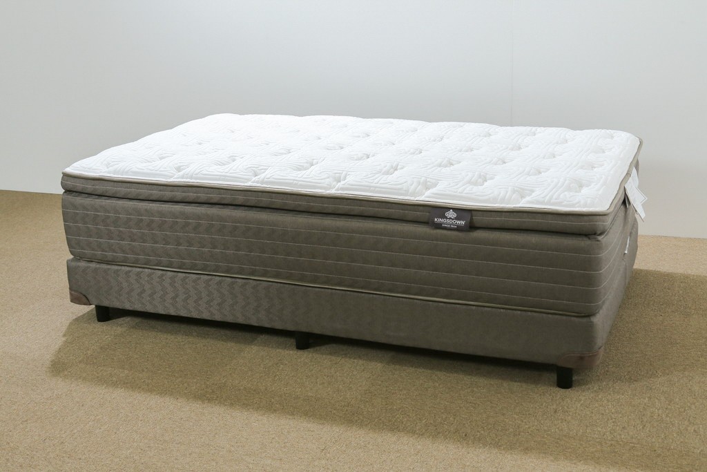 中古　美品　アメリカ　KINGSDOWN(キングスダウン)　REGALIA(レガリア)　Insignia Deluxe(インシグニア デラックス)　極上の寝心地を叶えるセミダブルサイズのマットレス　定価約34万円　(R-085401)