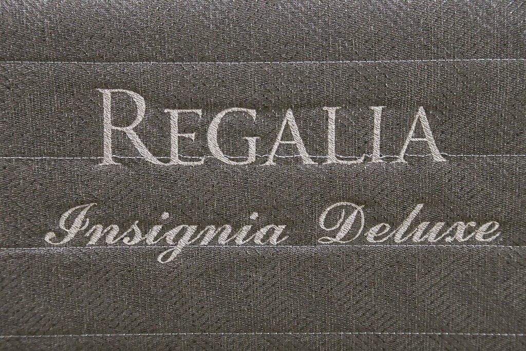 中古　美品　アメリカ　KINGSDOWN(キングスダウン)　REGALIA(レガリア)　Insignia Deluxe(インシグニア デラックス)　極上の寝心地を叶えるセミダブルサイズのマットレス　定価約34万円　(R-085401)