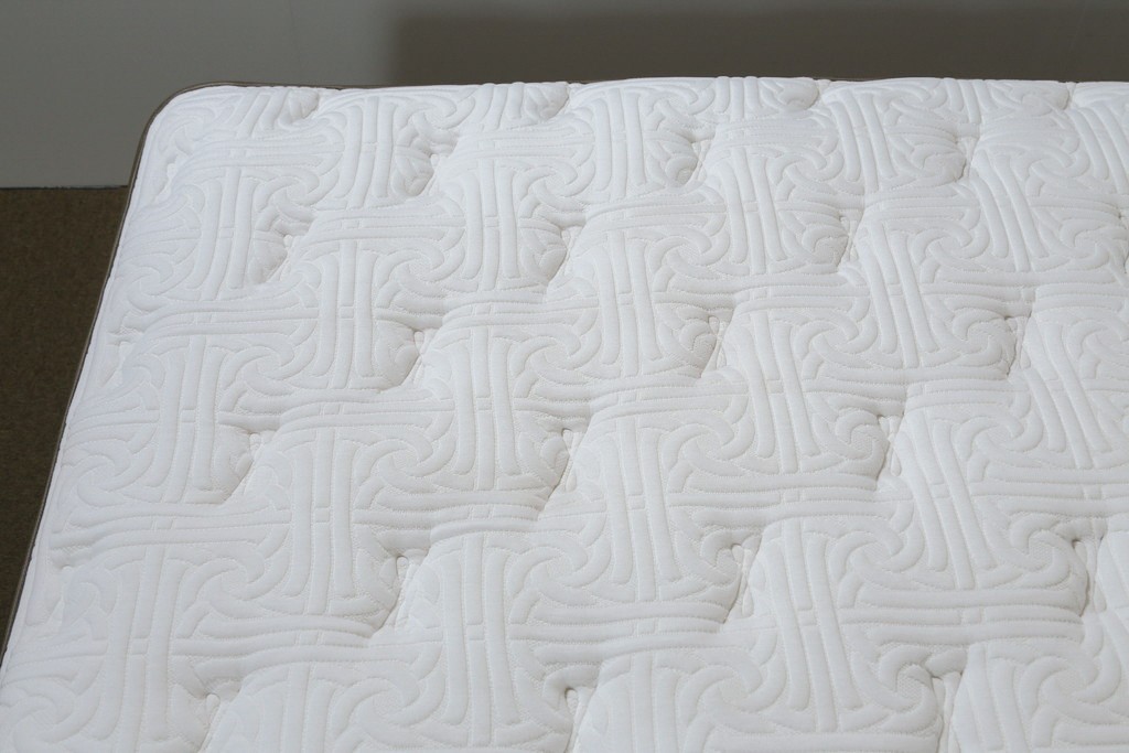 中古　美品　アメリカ　KINGSDOWN(キングスダウン)　REGALIA(レガリア)　Insignia Deluxe(インシグニア デラックス)　極上の寝心地を叶えるセミダブルサイズのマットレス　定価約34万円　(R-085401)