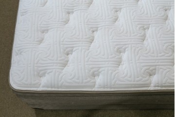 中古　美品　アメリカ　KINGSDOWN(キングスダウン)　REGALIA(レガリア)　Insignia Deluxe(インシグニア デラックス)　極上の寝心地を叶えるセミダブルサイズのマットレス　定価約34万円　(R-085401)