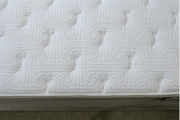 中古　美品　アメリカ　KINGSDOWN(キングスダウン)　REGALIA(レガリア)　Insignia Deluxe(インシグニア デラックス)　極上の寝心地を叶えるセミダブルサイズのマットレス　定価約34万円　(R-085401)