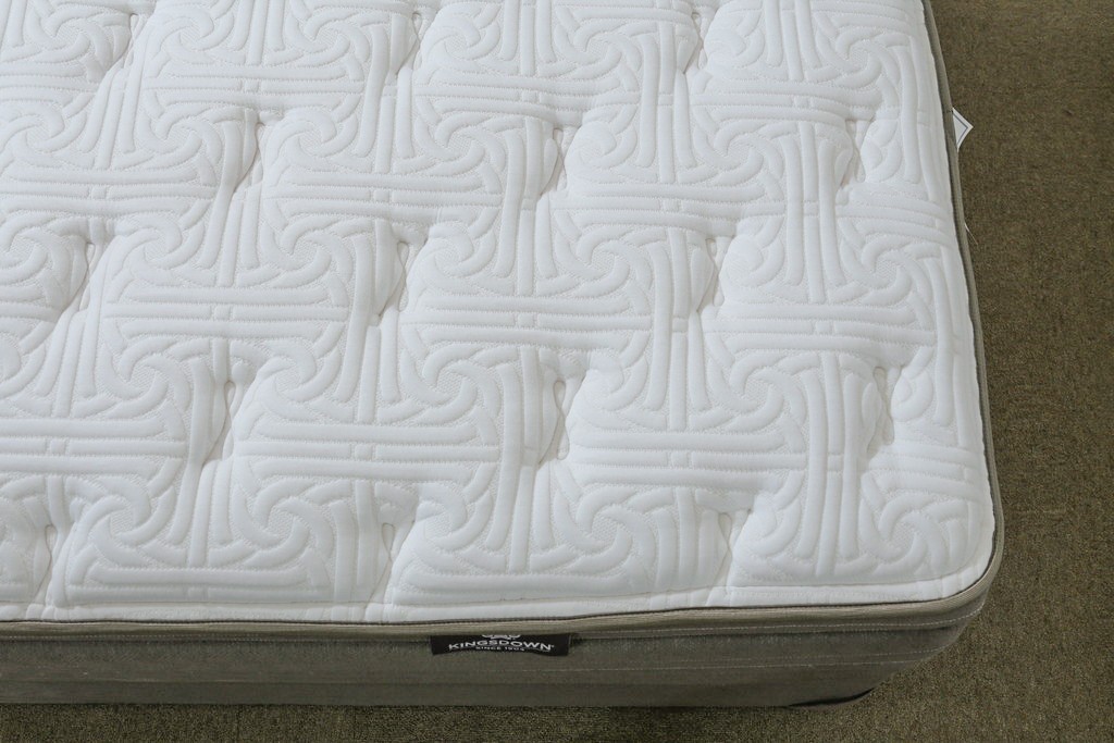 中古　美品　アメリカ　KINGSDOWN(キングスダウン)　REGALIA(レガリア)　Insignia Deluxe(インシグニア デラックス)　極上の寝心地を叶えるセミダブルサイズのマットレス　定価約34万円　(R-085401)
