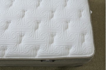 中古　美品　アメリカ　KINGSDOWN(キングスダウン)　REGALIA(レガリア)　Insignia Deluxe(インシグニア デラックス)　極上の寝心地を叶えるセミダブルサイズのマットレス　定価約34万円　(R-085401)