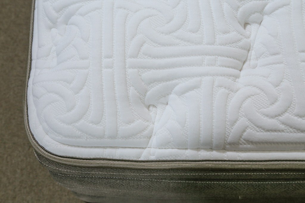 中古　美品　アメリカ　KINGSDOWN(キングスダウン)　REGALIA(レガリア)　Insignia Deluxe(インシグニア デラックス)　極上の寝心地を叶えるセミダブルサイズのマットレス　定価約34万円　(R-085401)