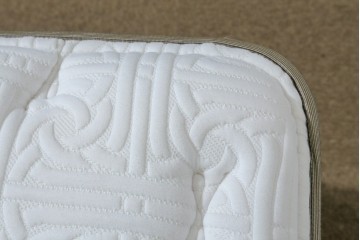 中古　美品　アメリカ　KINGSDOWN(キングスダウン)　REGALIA(レガリア)　Insignia Deluxe(インシグニア デラックス)　極上の寝心地を叶えるセミダブルサイズのマットレス　定価約34万円　(R-085401)