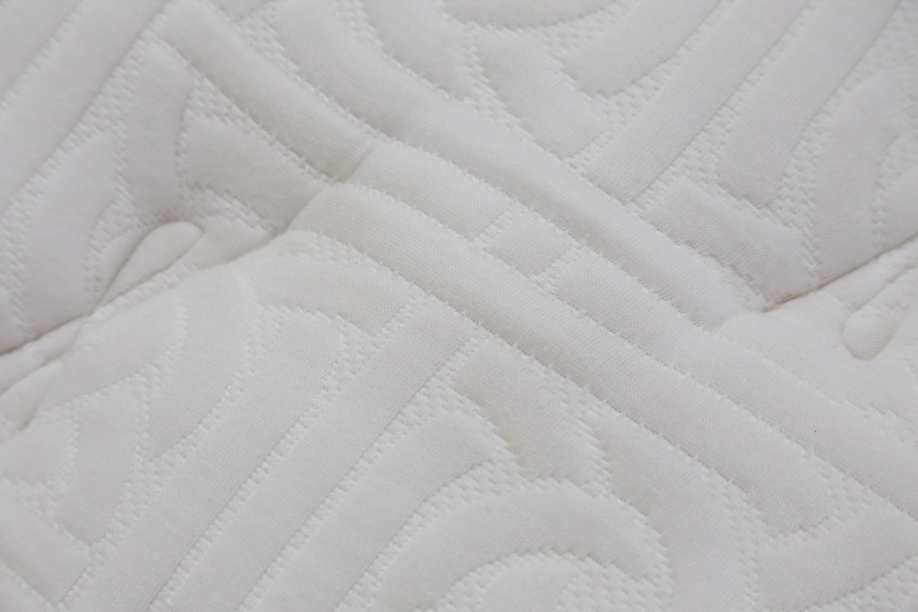 中古　美品　アメリカ　KINGSDOWN(キングスダウン)　REGALIA(レガリア)　Insignia Deluxe(インシグニア デラックス)　極上の寝心地を叶えるセミダブルサイズのマットレス　定価約34万円　(R-085401)