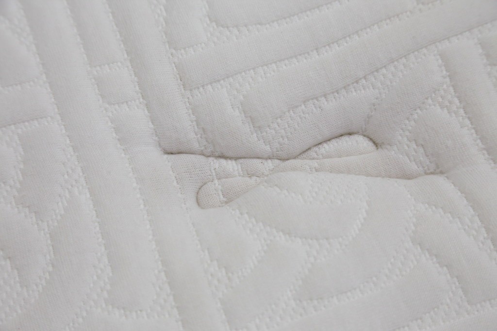 中古　美品　アメリカ　KINGSDOWN(キングスダウン)　REGALIA(レガリア)　Insignia Deluxe(インシグニア デラックス)　極上の寝心地を叶えるセミダブルサイズのマットレス　定価約34万円　(R-085401)