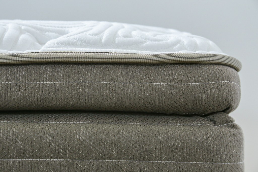 中古　美品　アメリカ　KINGSDOWN(キングスダウン)　REGALIA(レガリア)　Insignia Deluxe(インシグニア デラックス)　極上の寝心地を叶えるセミダブルサイズのマットレス　定価約34万円　(R-085401)