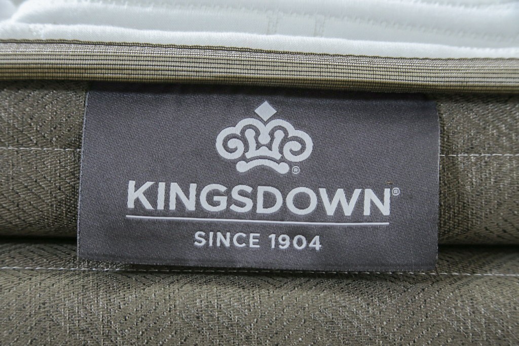 中古　美品　アメリカ　KINGSDOWN(キングスダウン)　REGALIA(レガリア)　Insignia Deluxe(インシグニア デラックス)　極上の寝心地を叶えるセミダブルサイズのマットレス　定価約34万円　(R-085401)