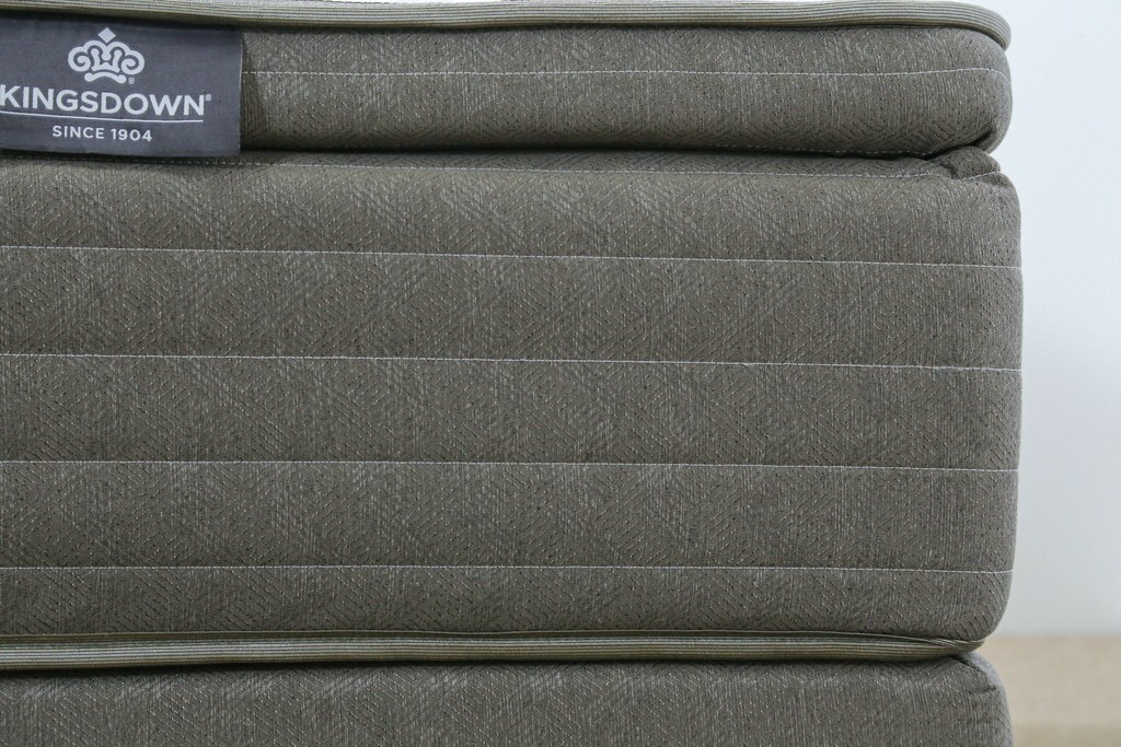 中古　美品　アメリカ　KINGSDOWN(キングスダウン)　REGALIA(レガリア)　Insignia Deluxe(インシグニア デラックス)　極上の寝心地を叶えるセミダブルサイズのマットレス　定価約34万円　(R-085401)