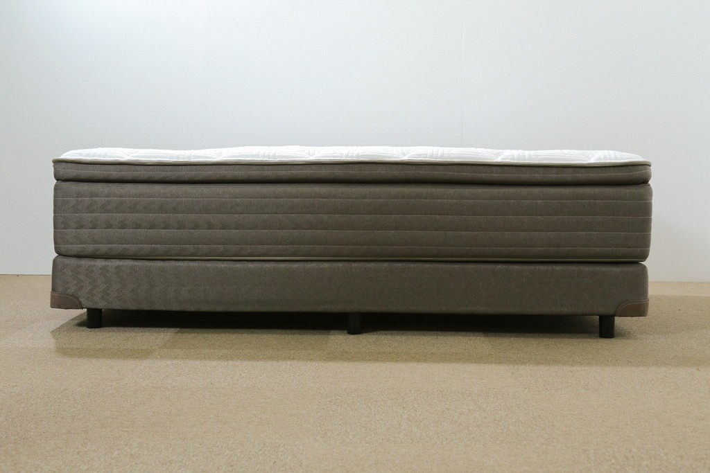 中古　美品　アメリカ　KINGSDOWN(キングスダウン)　REGALIA(レガリア)　Insignia Deluxe(インシグニア デラックス)　極上の寝心地を叶えるセミダブルサイズのマットレス　定価約34万円　(R-085401)