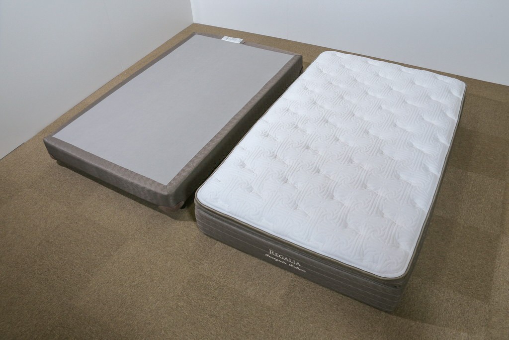 中古　美品　アメリカ　KINGSDOWN(キングスダウン)　REGALIA(レガリア)　Insignia Deluxe(インシグニア デラックス)　極上の寝心地を叶えるセミダブルサイズのマットレス　定価約34万円　(R-085401)