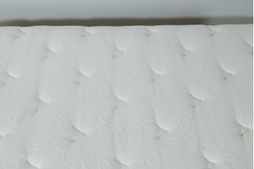 中古　美品　REGALIA(レガリア)　KINGSDOWN(キングスダウン)　ロイヤルティ　セミダブルサイズの脚付きマットレス　定価約17万円　(R-085402)