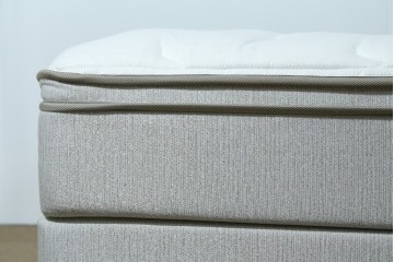 中古　美品　REGALIA(レガリア)　KINGSDOWN(キングスダウン)　ロイヤルティ　セミダブルサイズの脚付きマットレス　定価約17万円　(R-085402)