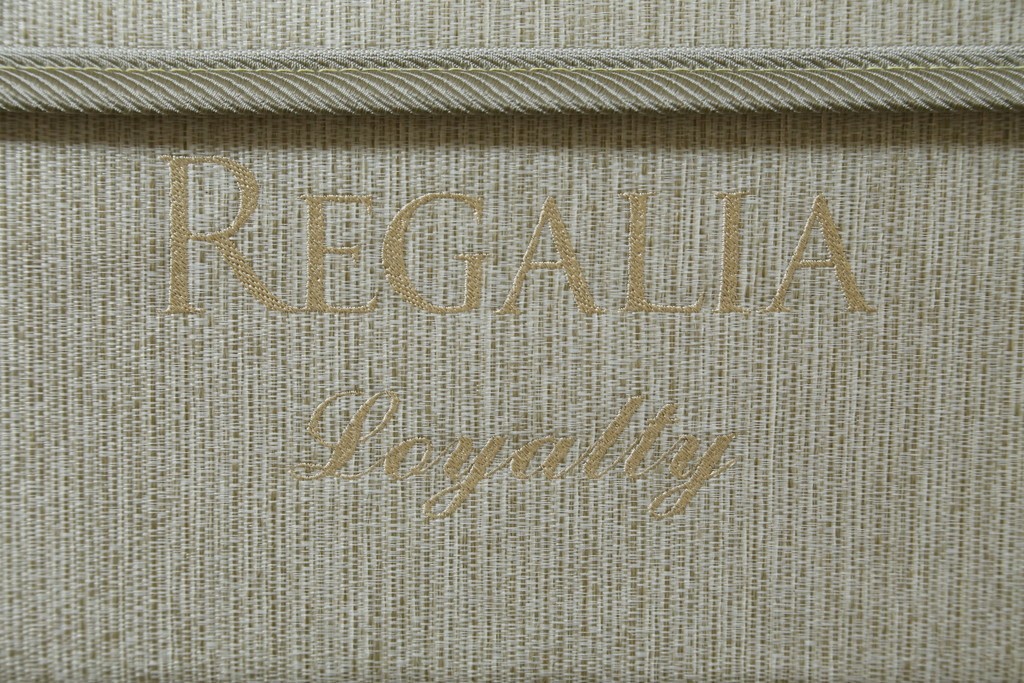 中古　美品　REGALIA(レガリア)　KINGSDOWN(キングスダウン)　ロイヤルティ　セミダブルサイズの脚付きマットレス　定価約17万円　(R-085402)