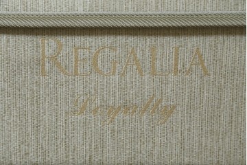 中古　美品　REGALIA(レガリア)　KINGSDOWN(キングスダウン)　ロイヤルティ　セミダブルサイズの脚付きマットレス　定価約17万円　(R-085402)