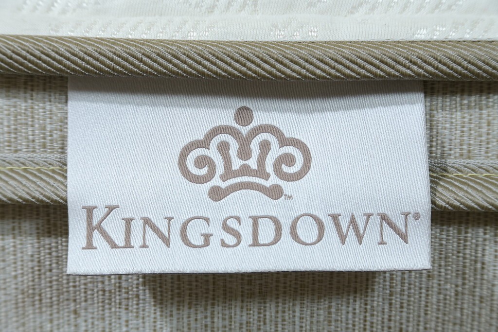 中古　美品　REGALIA(レガリア)　KINGSDOWN(キングスダウン)　ロイヤルティ　セミダブルサイズの脚付きマットレス　定価約17万円　(R-085402)