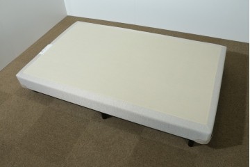 中古　美品　REGALIA(レガリア)　KINGSDOWN(キングスダウン)　ロイヤルティ　セミダブルサイズの脚付きマットレス　定価約17万円　(R-085402)