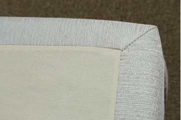 中古　美品　REGALIA(レガリア)　KINGSDOWN(キングスダウン)　ロイヤルティ　セミダブルサイズの脚付きマットレス　定価約17万円　(R-085402)