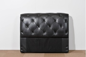 中古　美品　IDC大塚家具　L/S-307(エルエス307)　ボタン留めデザインがエレガントな本革ヘッドボード　定価約17万円　(R-085403)