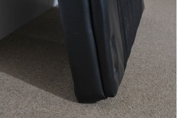 中古　美品　IDC大塚家具　L/S-307(エルエス307)　ボタン留めデザインがエレガントな本革ヘッドボード　定価約17万円　(R-085403)