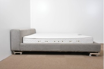 中古　イタリア　フレックスフォルム(Flexform)　日本ベッド製マットレス付き　上質なファブリック張りのキングサイズベッド　定価約95万円　(R-085406)