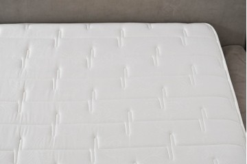 中古　イタリア　フレックスフォルム(Flexform)　日本ベッド製マットレス付き　上質なファブリック張りのキングサイズベッド　定価約95万円　(R-085406)