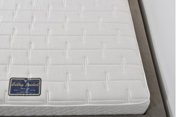 中古　イタリア　フレックスフォルム(Flexform)　日本ベッド製マットレス付き　上質なファブリック張りのキングサイズベッド　定価約95万円　(R-085406)