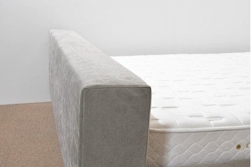 中古　イタリア　フレックスフォルム(Flexform)　日本ベッド製マットレス付き　上質なファブリック張りのキングサイズベッド　定価約95万円　(R-085406)