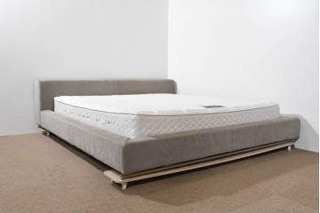 中古　イタリア　フレックスフォルム(Flexform)　日本ベッド製マットレス付き　上質なファブリック張りのキングサイズベッド　定価約95万円　(R-085406)