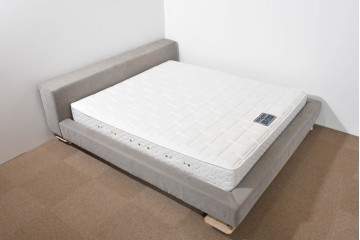 中古　イタリア　フレックスフォルム(Flexform)　日本ベッド製マットレス付き　上質なファブリック張りのキングサイズベッド　定価約95万円　(R-085406)