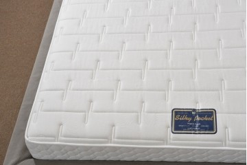 中古　イタリア　フレックスフォルム(Flexform)　日本ベッド製マットレス付き　上質なファブリック張りのキングサイズベッド　定価約95万円　(R-085406)