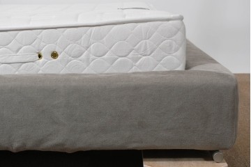 中古　イタリア　フレックスフォルム(Flexform)　日本ベッド製マットレス付き　上質なファブリック張りのキングサイズベッド　定価約95万円　(R-085406)