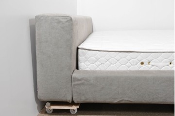 中古　イタリア　フレックスフォルム(Flexform)　日本ベッド製マットレス付き　上質なファブリック張りのキングサイズベッド　定価約95万円　(R-085406)