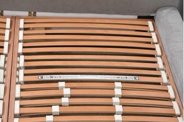 中古　イタリア　フレックスフォルム(Flexform)　日本ベッド製マットレス付き　上質なファブリック張りのキングサイズベッド　定価約95万円　(R-085406)